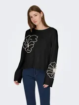 Sweater negro de punto con cuello redondo, mangas largas y calce regular. Cuenta con diseño bordado de flores en contraste sobre el pecho y los puños.
