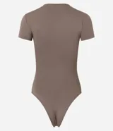 Body de poliamida color topo, con cuello redondo, mangas cortas y cierre en la entrepierna. Diseño ajustado al cuerpo.