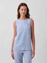 Musculosa de lino color celeste, de corte recto y escote redondo amplio, sin mangas.