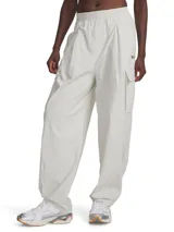Pantalón cargo de corte holgado en color beige, confeccionado en tejido técnico ripstop con tecnología repelente al agua. Presenta cintura elástica, bolsillos laterales, bolsillos traseros y bolsillos cargo laterales con solapa.