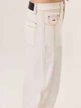 Pantalon de pana de corte barrel, color gris oscuro, con costuras visibles y diseño estructurado.