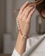 Pulsera de plata 925 con diseño combinado de perlas blancas naturales y piedras esféricas de color rojo, separadas por pequeñas cuentas plateadas.
