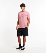 Bermuda de hombre estilo surf, color negro, con cintura fija, cordón contrastante y bolsillo trasero con tirador.