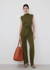 Pantalón de punto fino verde militar, de diseño recto, largo y tiro medio, con cintura elástica sin cierre.
