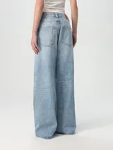 Jeans de denim de corte relajado, tiro bajo y piernas anchas extralargas, en lavado azul claro con cierre de botones.