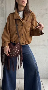 Campera tipo bomber de gamuza color camel, con diseño de doble botonadura frontal, cuello camisero y mangas largas con puños abotonados.