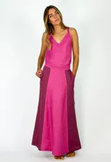 Pollera larga de lino color fucsia con paneles laterales en color borgoña y bolsillos laterales.