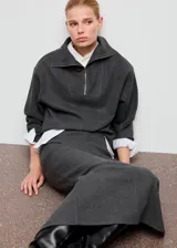 Falda midi gris de corte recto, con tiro alto y diseño clásico.