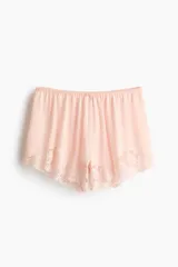 Short de pijama de crepé de viscosa en color rosado, de corte holgado, con cintura elástica fina y ribete de encaje en los bajos.