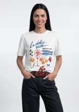 Remera blanca de manga corta con cuello redondo y estampado frontal colorido con motivos italianos como una copa de cóctel, pescados, frutas y la frase La Dolce Vita.