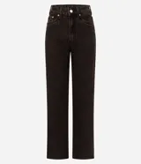 Pantalón de jean con corte recto y tiro alto, confeccionado en algodón. Presenta cierre tradicional con cremallera y botón, trabillas para cinturón y bolsillos funcionales.