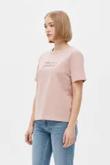 Remera de algodón de manga corta y cuello redondo, con corte holgado y estampado frontal con la frase "NOTHING IS REAL".