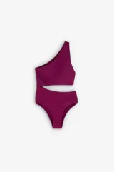 Bañador enterizo de color violeta con diseño asimétrico de un solo hombro y abertura cut out en la cintura. Cuenta con copas extraíbles y forro interior completo.