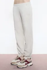 Pantalón de jogging negro de rústico de algodón peruano, de calce clásico, de tiro medio y largo a los tobillos. Cuenta con cintura y puños de rib con elásticos internos para un calce más cómodo. Lleva bolsillos laterales tipo americanos y un bordado marcario a tono en el frente de la prenda como distintivo.