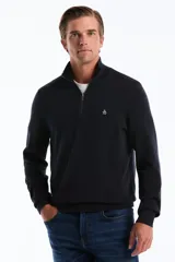 Sweater de punto color azul marino con cuello alto y cierre frontal parcial de un cuarto. Presenta puños y ruedo acanalados y el logo de la marca bordado en el pecho.