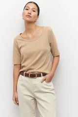 Remera color beige de manga corta y cuello redondo.