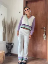 Pantalón de tejido de punto calado color crudo, de corte recto y cintura alta.