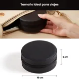Alhajero circular negro con cierre de cremallera y forro interior de terciopelo beige. Cuenta con compartimentos para anillos y otros accesorios.