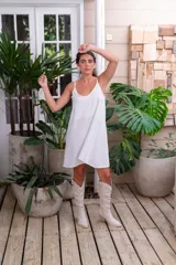 Vestido corto negro de muselina con breteles finos y escote en V.