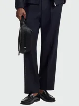 Riñonera Boss de textura granulada en color negro, con cierre metálico plateado y correa ajustable.