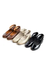 Zapato tipo ballerina color beige con correa al tobillo desmontable.