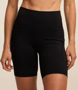 Bermuda ciclista de microfibra color azul, con ajuste al cuerpo y bolsillo lateral funcional. Diseño deportivo de tiro alto.