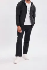 Pantalón deportivo de corte recto y diseño clásico en color negro, confeccionado en tejido cómodo y versátil.