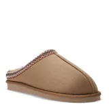 Pantuflas tipo zueco color tostado, con interior forrado en piel sintética y detalle de cinta tejida con patrón geométrico en el borde superior. Posee suela plana de goma.