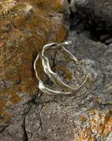 Brazalete rígido de bronce y alpaca maciza, con diseño orgánico irregular.