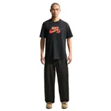 Remera de algodón negra con cuello redondo y mangas cortas. Presenta el logo de Nike SB estampado en el frente en color naranja.