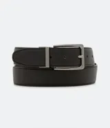 Cinturón social reversible negro y marrón de poliuretano con hebilla cuadrada metálica color plomo.