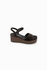 Sandalias de plataforma con cuña efecto madera, terminación gamuzada en color marrón, tira frontal ancha y pulsera ajustable al tobillo con hebilla metálica.