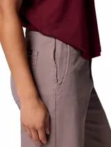 Pantalón largo recto de Columbia para mujer, ligeramente elástico y de diseño clásico, con bolsillos para las manos, trabillas para el cinturón y bolsillo de seguridad con cremallera.