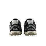 Championes New Balance modelo 204L, con diseño de líneas arqueadas y superposiciones. Confeccionados en ante de primera calidad con detalles en cuero de vaca y suela de EVA.