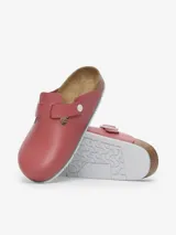 Zueco BIRKENSTOCK Boston Pro LE Mars Red, con capellada de cuero natural color rojo, plantilla anatómica de corcho-látex y suela de poliuretano (PU) resistente al deslizamiento.