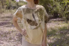 Blusa manga dolman, color salmón, con espalda entera y botones de madera.