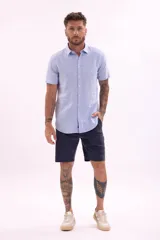 Bermuda color marrón confeccionada en lino, de corte recto y largo a la rodilla.