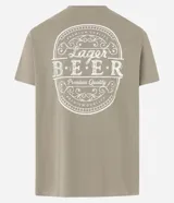 Remera color caqui de algodón con cuello redondo y manga corta. Estampa frontal y trasera con la frase "Larger Beer".