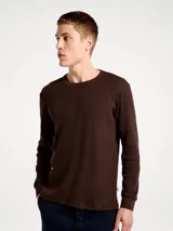 Camiseta térmica de manga larga con textura tipo waffle, cuello redondo y puños acanalados. Diseño básico de corte regular.