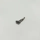 Dije en forma de patín de cuatro ruedas, confeccionado en plata 925 con acabado envejecido que resalta los detalles del diseño.