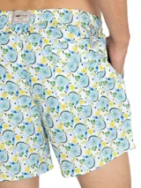 Short de baño blanco con estampado de flores y limones en tonos celeste, amarillo y verde. Cuenta con cintura elástica, cordón ajustable, bolsillos delanteros y traseros.