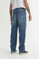 Pantalón de jean azul de corte recto, con bolsillos laterales y traseros.