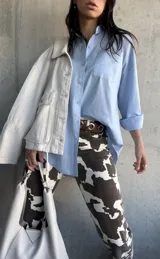 Camisa celeste de lino, corte amplio y mangas largas con puños abotonados.