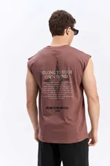 Musculosa oversize de algodón color verde militar, con cuello redondo y diseño estampado en la espalda.