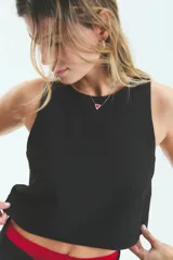 Top sastrero negro con escote redondo a la base y sisas anchas.