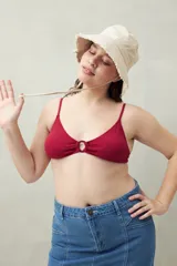 Gorro tipo bucket de color blanco crudo, con borde desflecado y cordón ajustable con tope.