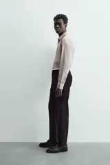 Camisa de hombre color beige claro, de corte slim fit, con cuello italiano, manga larga y cierre frontal de botonadura.