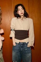 Bermuda tipo jorts de tiro medio confeccionada en denim azul con efecto lavado. Presenta diseño de cinco bolsillos, roturas decorativas y ruedo desflecado.