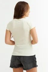Remera básica de cuello redondo y manga corta, confeccionada en algodón, con un ajuste entallado al cuerpo.