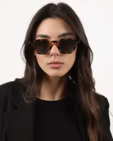 Lentes de sol con montura de carey y lentes oscuros.